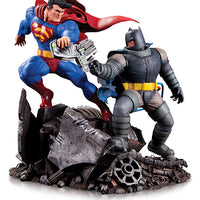 Batman The Dark Knight Returns 6 Inch Statue Figure Mini Battle Statue - Batman vs Superman